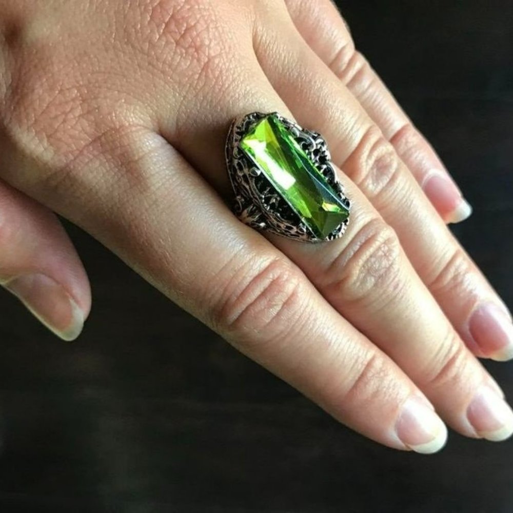 Retro Hollow Green Topaz Antique Silver Filigree Ring - Picture 5 of 7